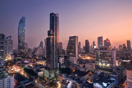 Foto de Vista nocturna del horizonte urbano al atardecer. Centro con rascacielos y arquitectura moderna. Bangkok, Tailandia. - Imagen libre de derechos