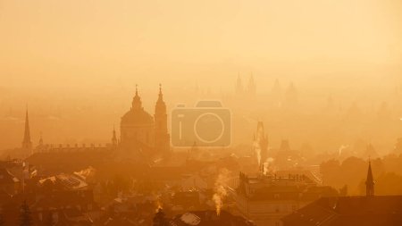 Téléchargez les photos : Paysage urbain de Prague dans la lumière du matin. Tours de la Petite Ville dans le brouillard d'automne, République tchèque - en image libre de droit