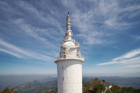 Foto de Torre Ambuluwawa en las tierras altas centrales de Sri Lanka. Arquitectura de torre combina influencias de cuatro religiones (budismo, hinduismo, cristianismo e islam) - Imagen libre de derechos