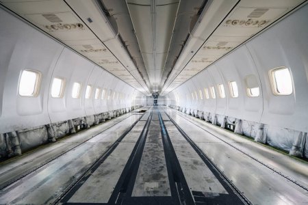 Foto de Avión comercial bajo mantenimiento pesado. Dentro de cabina de pasajeros sin asientos e interior - Imagen libre de derechos