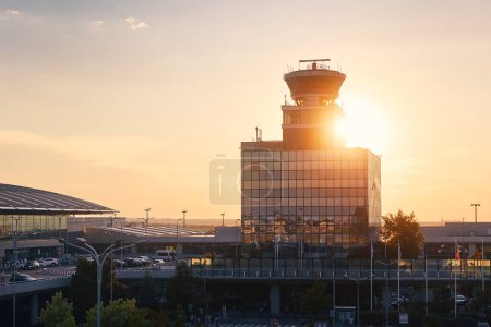 Foto de Praga, República Checa - 15 de julio de 2023: Terminal building and air traffic control tower at Vaclav Havel Airport Praga at sunset - Imagen libre de derechos