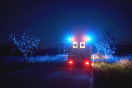 Téléchargez les photos : Voiture d'ambulance du service médical d'urgence sur la route la nuit. Thèmes sauvetage, urgence et soins de santé. - en image libre de droit