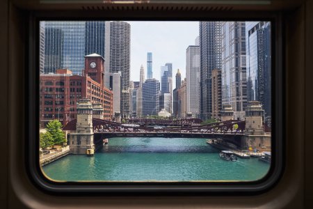 Foto de Vista a través de la ventana del tren del horizonte de la ciudad. Río Chicago y rascacielos en el centro de disctrict. Illinois, Estados Unidos - Imagen libre de derechos