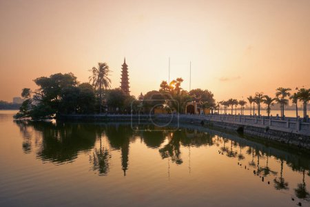 Téléchargez les photos : Lac ouest et reflet de l'eau de la pagode Tran Quoc - le plus ancien temple bouddhiste de Hanoi au crépuscule, Vietnam - en image libre de droit