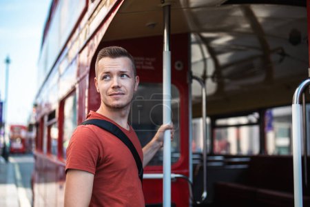 Téléchargez les photos : Portrait de l'embarquement touristique au bus rouge à deux étages dans le centre de Londres. Royaume-Uni - en image libre de droit
