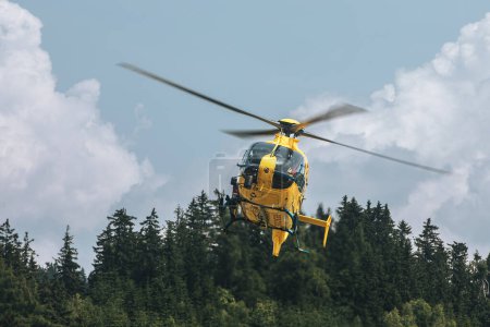 Foto de Helicóptero del servicio médico de emergencia aterrizando en terreno de difícil acceso.Temas rescate, ayuda y esperanza - Imagen libre de derechos