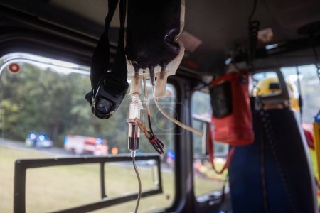 Foto de Bolsa de transfusión con sangre a bordo de helicóptero de ambulancia aérea durante el vuelo. Temas servicio de emergencia, medicina de urgencia y rescate - Imagen libre de derechos