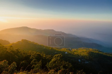 Téléchargez les photos : Beau lever de soleil sur les collines avec des plantations de thé près de Haputale au Sri Lanka - en image libre de droit