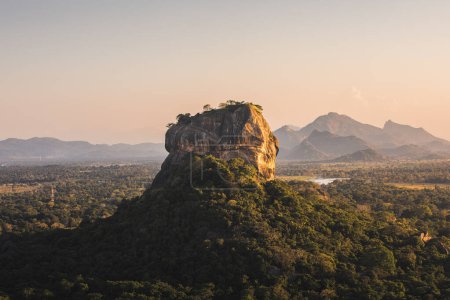 Téléchargez les photos : Sigiriya rock également connu sous le nom de Lion Rock à la lumière dorée du coucher du soleil. Beau paysage au Sri lanka - en image libre de droit