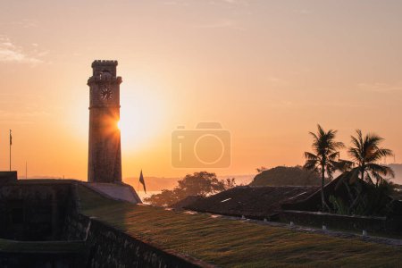 Foto de Torre del reloj en el fuerte de Galle al amanecer hermoso. Ciudad histórica en la costa sur de Sri Lanka - Imagen libre de derechos