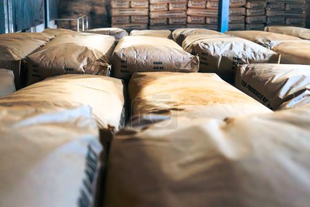 Téléchargez les photos : Entrepôt plein de sacs de papier avec du thé. Procédé de production dans l'usine de thé au Sri Lanka - en image libre de droit