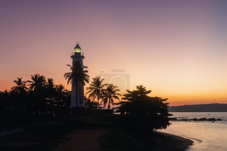 Téléchargez les photos : Silhouette du phare dans le fort de Galle à belle aube. Côte sud du Sri Lanka - en image libre de droit