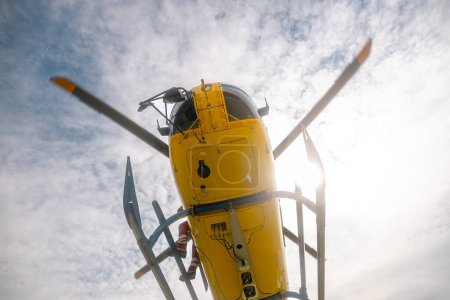 Téléchargez les photos : Hélicoptère volant du service médical d'urgence. Thèmes sauvetage, aide et espoir - en image libre de droit