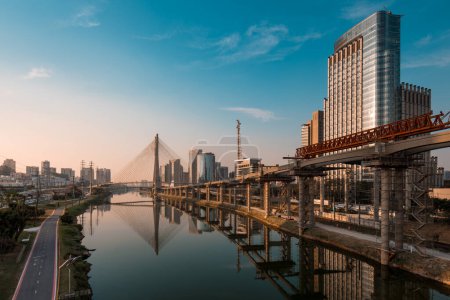Foto de Vista del río Pinheiros con edificios modernos junto al famoso puente Octavio Frias de Oliveira en la ciudad de Sao Paulo - Imagen libre de derechos