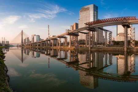 Foto de Vista del río Pinheiros con edificios modernos junto al famoso puente Octavio Frias de Oliveira en la ciudad de Sao Paulo - Imagen libre de derechos