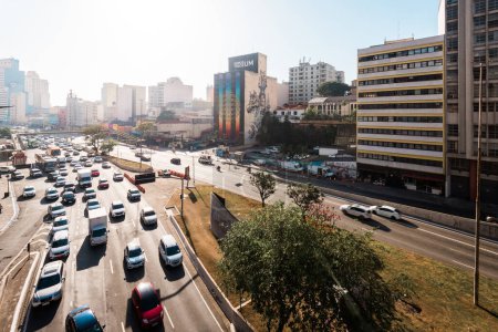 Téléchargez les photos : Sao Paulo, Brésil - 27 juillet 2022 : Prestes Maia avenue au centre-ville avec trafic et horizon urbain. - en image libre de droit