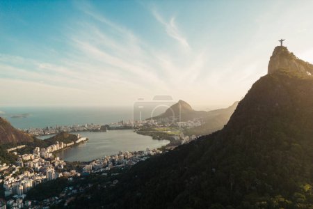 Foto de Vista aérea del Barrio Lagoa y la Montaña Corcovado en Río de Janeiro, Brasil - Imagen libre de derechos