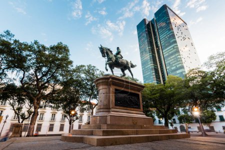 Téléchargez les photos : Monument Général Osorio et gratte-ciel Candido Mendes à Rio de Janeiro, Brésil - en image libre de droit