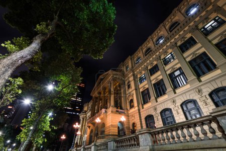 Téléchargez les photos : Façade du bâtiment de la Bibliothèque nationale dans le centre-ville de Rio de Janeiro La nuit - en image libre de droit