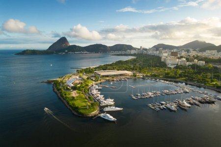 Téléchargez les photos : Vue de Marina da Gloria avec des bateaux et des yachts dans la baie de Guanabara, et la montagne du pain de sucre à l'horizon, à Rio de Janeiro, Brésil - en image libre de droit