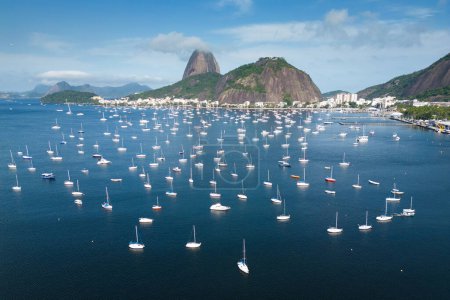 Foto de Many Small Boats in Botafogo Bay With Sugarloaf Mountain in the Horizon in Rio de Janeiro, Brazil - Imagen libre de derechos