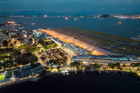 Téléchargez les photos : Vue Aérienne De L'aéroport Santos Dumont à Rio De Janeiro La Nuit - en image libre de droit