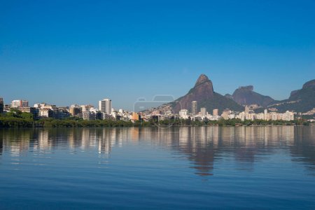 Foto de Hermosa vista de las montañas de Río de Janeiro reflejada en el agua de la laguna Rodrigo de Freitas - Imagen libre de derechos