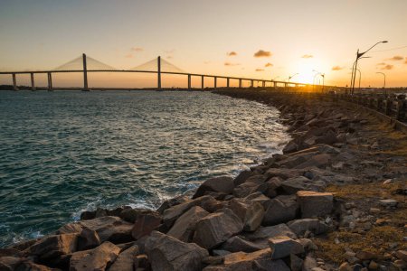 Téléchargez les photos : Rocks of the Pier et Newton Navarro Bridge à Natal City au coucher du soleil - en image libre de droit