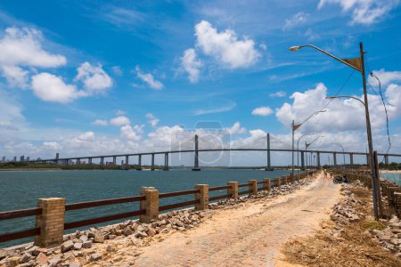 Téléchargez les photos : Rocks of the Pier et Newton Navarro Bridge à Natal City - en image libre de droit