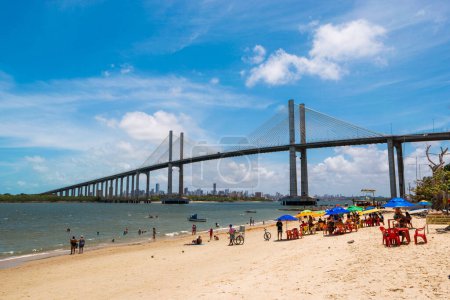 Téléchargez les photos : Natal, Brésil - 15 octobre 2023 : Les gens profitent du week-end à la plage de Redinha où la rivière Potenji rencontre l'océan Atlantique. - en image libre de droit