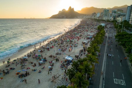 Foto de Vista en ángulo alto de la playa de Ipanema en Río de Janeiro al atardecer - Imagen libre de derechos