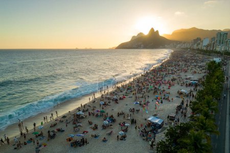 Foto de Vista en ángulo alto de la playa de Ipanema en Río de Janeiro al atardecer - Imagen libre de derechos
