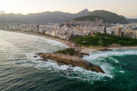Luftaufnahme des Arpoador-Felsens und des Ipanema-Strandes in Rio de Janeiro, Brasilien