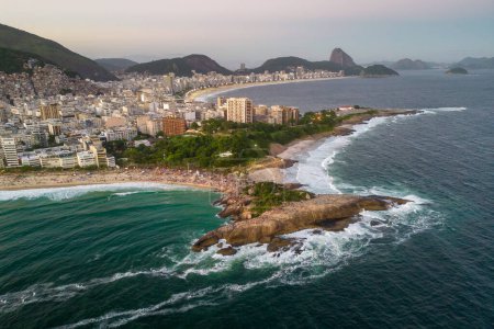 Foto de Vista aérea de Arpoador Rock e Ipanema Beach en Rio de Janeiro, Brasil - Imagen libre de derechos