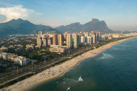 Vue Aérienne De La Plage De Barra da Tijuca Avec Condos Et Montagnes à L'horizon à Rio De Janeiro, Brésil