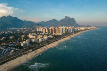 Vista aérea de la playa de Barra da Tijuca con condominios y montañas en el horizonte en Río de Janeiro, Brasil