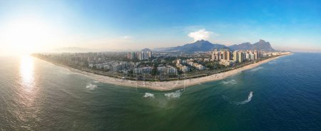 Panoramablick auf den Strand Barra da Tijuca mit Eigentumswohnungen und Bergen am Horizont in Rio de Janeiro, Brasilien