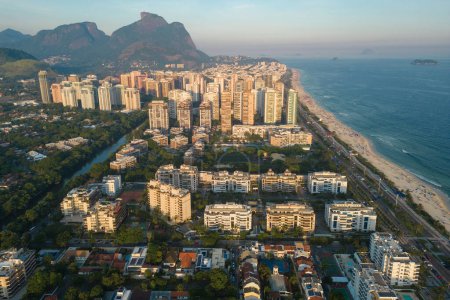 Foto de Vista aérea de la playa de Barra da Tijuca con condominios y montañas en el horizonte en Río de Janeiro, Brasil - Imagen libre de derechos