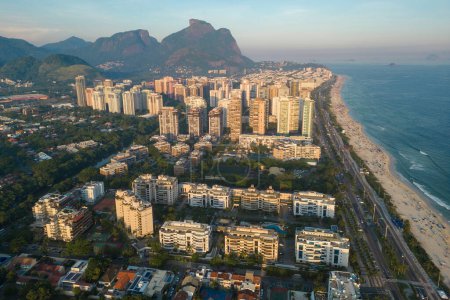 Vista aérea de la playa de Barra da Tijuca con condominios y montañas en el horizonte en Río de Janeiro, Brasil