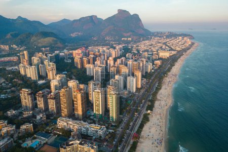 Foto de Vista aérea de la playa de Barra da Tijuca con condominios y montañas en el horizonte en Río de Janeiro, Brasil - Imagen libre de derechos