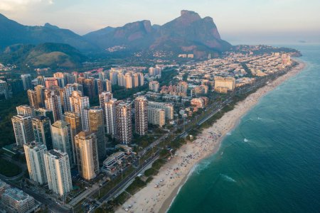 Luftaufnahme vom Strand Barra da Tijuca mit Eigentumswohnungen und Bergen am Horizont in Rio de Janeiro, Brasilien