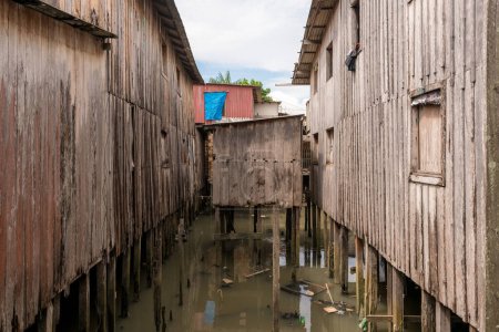Foto de Casas de madera de la barriada construida sobre el agua en el barrio pobre de la ciudad de Belem en Brasil - Imagen libre de derechos