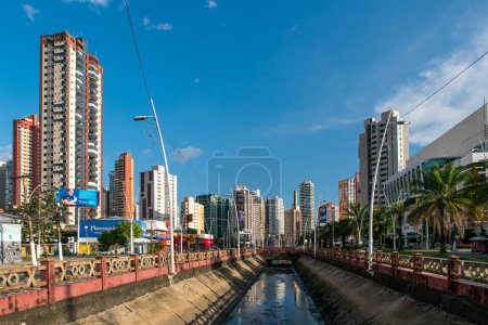Foto de Belem, Brasil - 25 de diciembre de 2023; Canal a lo largo de la avenida Visconde de Souza Franco con altos edificios residenciales modernos alrededor. - Imagen libre de derechos