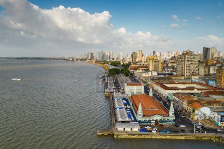 Luftaufnahme des beliebten Marktes Ver o Peso am Fluss und der dahinter liegenden Stadt Belem
