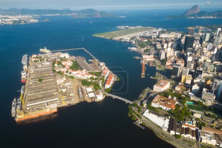 Téléchargez les photos : Vue Aérienne Du Centre-Ville De Rio De Janeiro Et De L'île Snake Dans La Baie De Guanabara - en image libre de droit