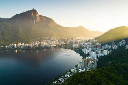 Wohlhabende Wohngegend in Rio de Janeiro mit Corcovado-Berg am Horizont
