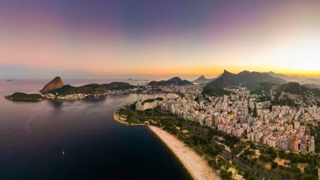 Vista aérea de la ciudad de Río de Janeiro con playa de Flamengo y montaña Sugarloaf al atardecer