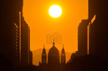 Schöner Sonnenaufgang über der Silhouette der Candelaria-Kirche in der Innenstadt von Rio de Janeiro