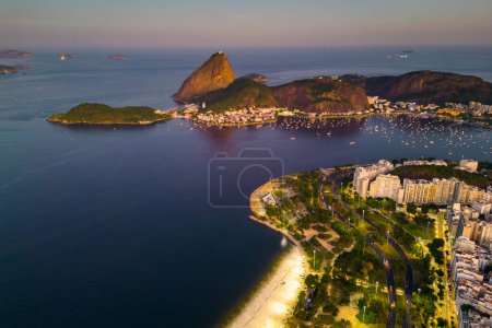 Luftaufnahme von Rio de Janeiro City mit Flamengo-Strand und Zuckerhut bei Sonnenuntergang