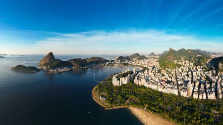 Foto de Vista aérea de la ciudad de Río de Janeiro con playa de Flamengo y montaña Sugarloaf - Imagen libre de derechos